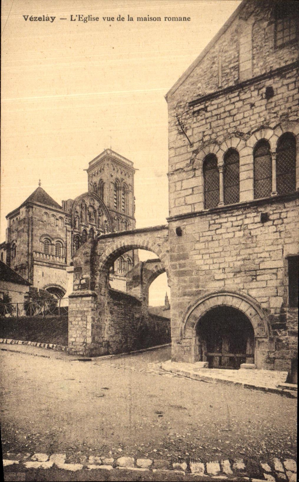 CPA Vezelay L Eglise Vue de La Maison Romane 