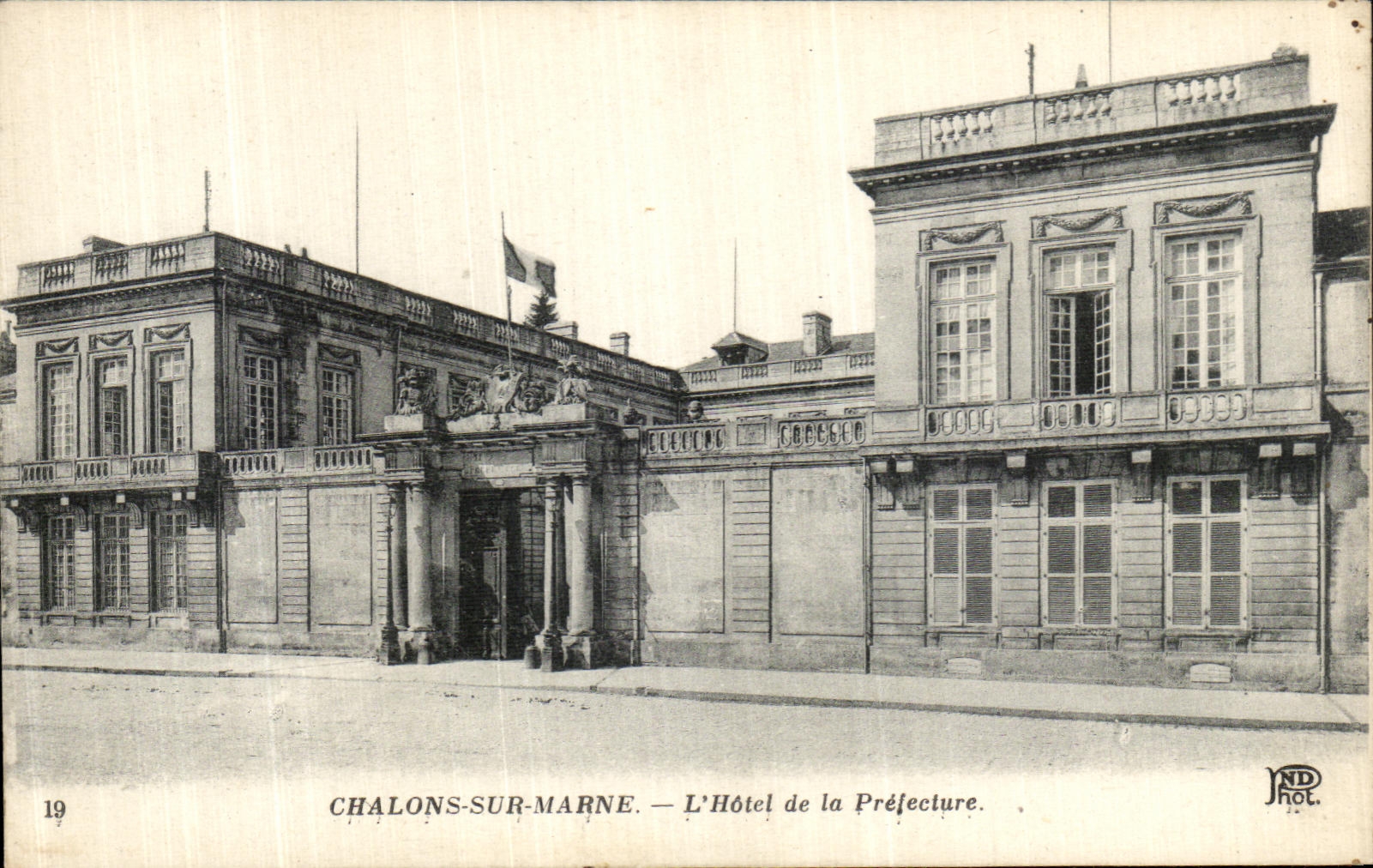 VINTAGE POSTCARD Trawl nets On the Marne L Hotel of the Prefecture