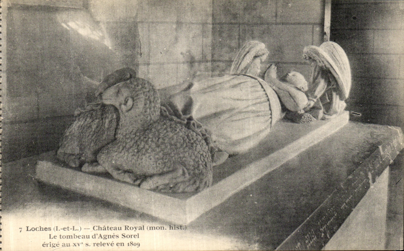 VINTAGE POSTCARD Loaches Royal Castle the tomb D Agnes Sorel