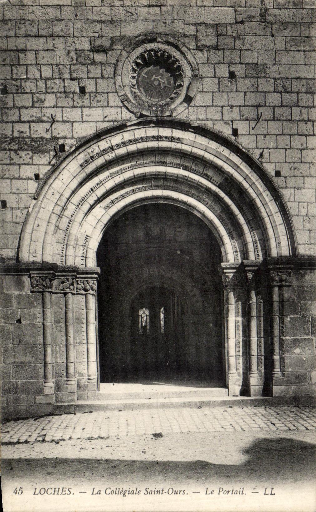 VINTAGE POSTCARD Loaches Collegial the Saint Bear the Gate