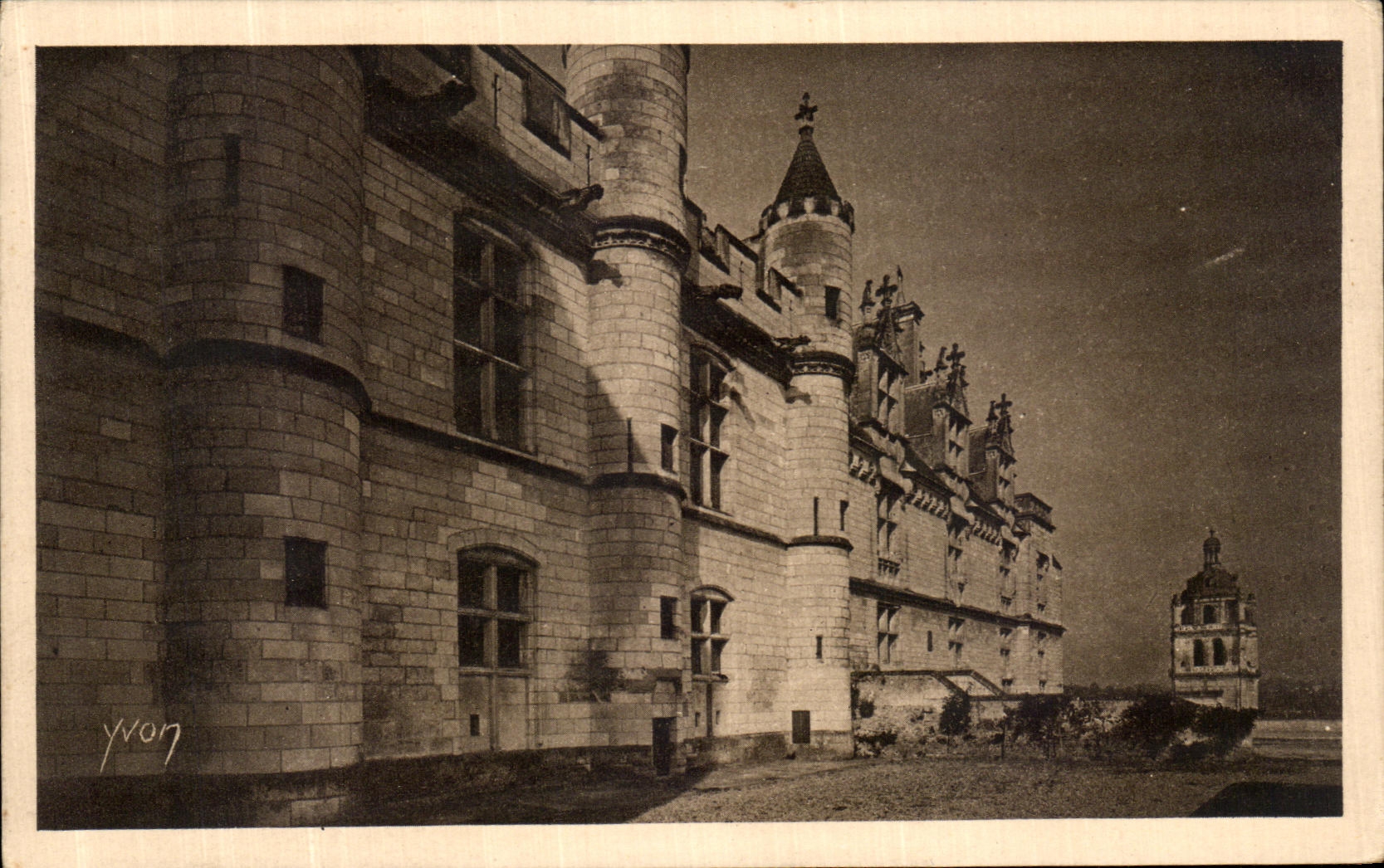 VINTAGE POSTCARD Loaches Castle of Eastern Frontage