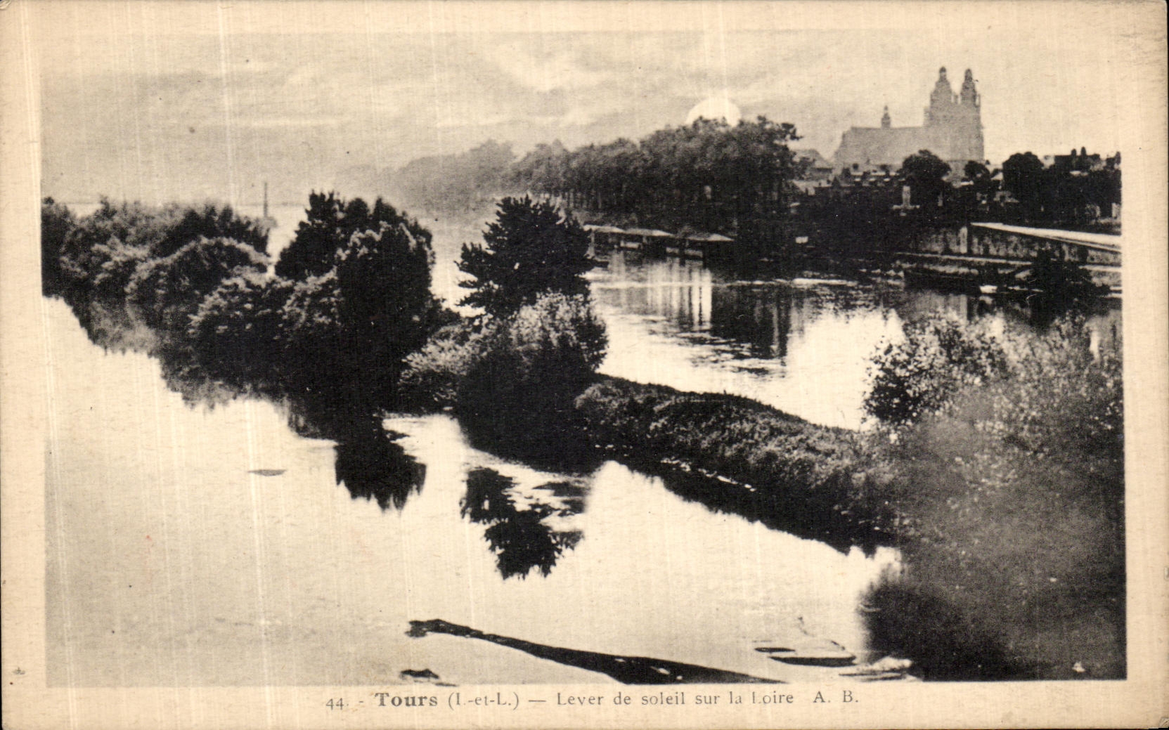 CPA Tours Lever de soleil sur la Loire