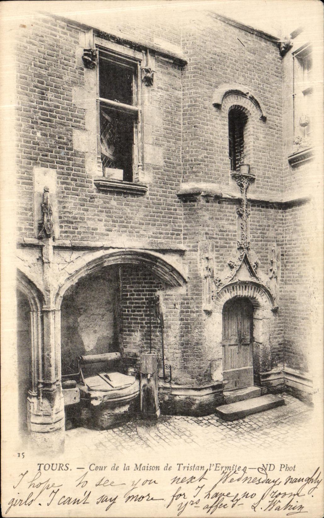 CPA Tours Cour de la Maison de Trislam L Ermite