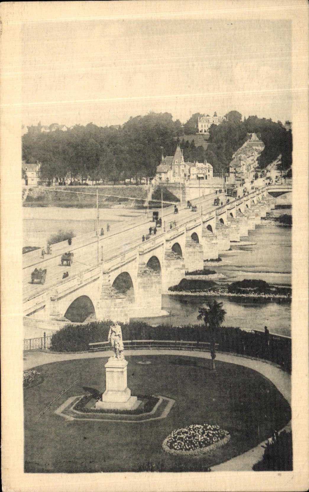 CPA Tours Le Pont de Plerre et la Loire La Tranchee Le jardin et la statue de Descartes
