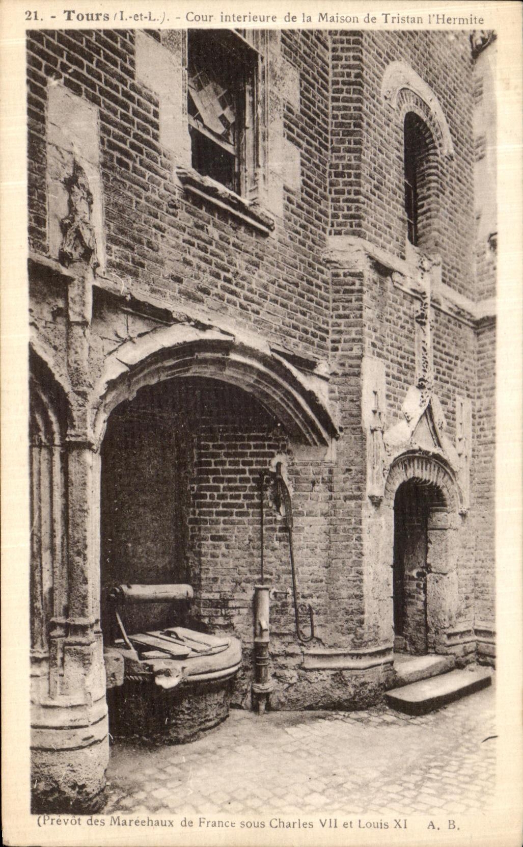 CPA Tours Cour interieure de la Maison de Tristan L Hermite Prevot des Marechaux de France sous Charles VII et Louis XI