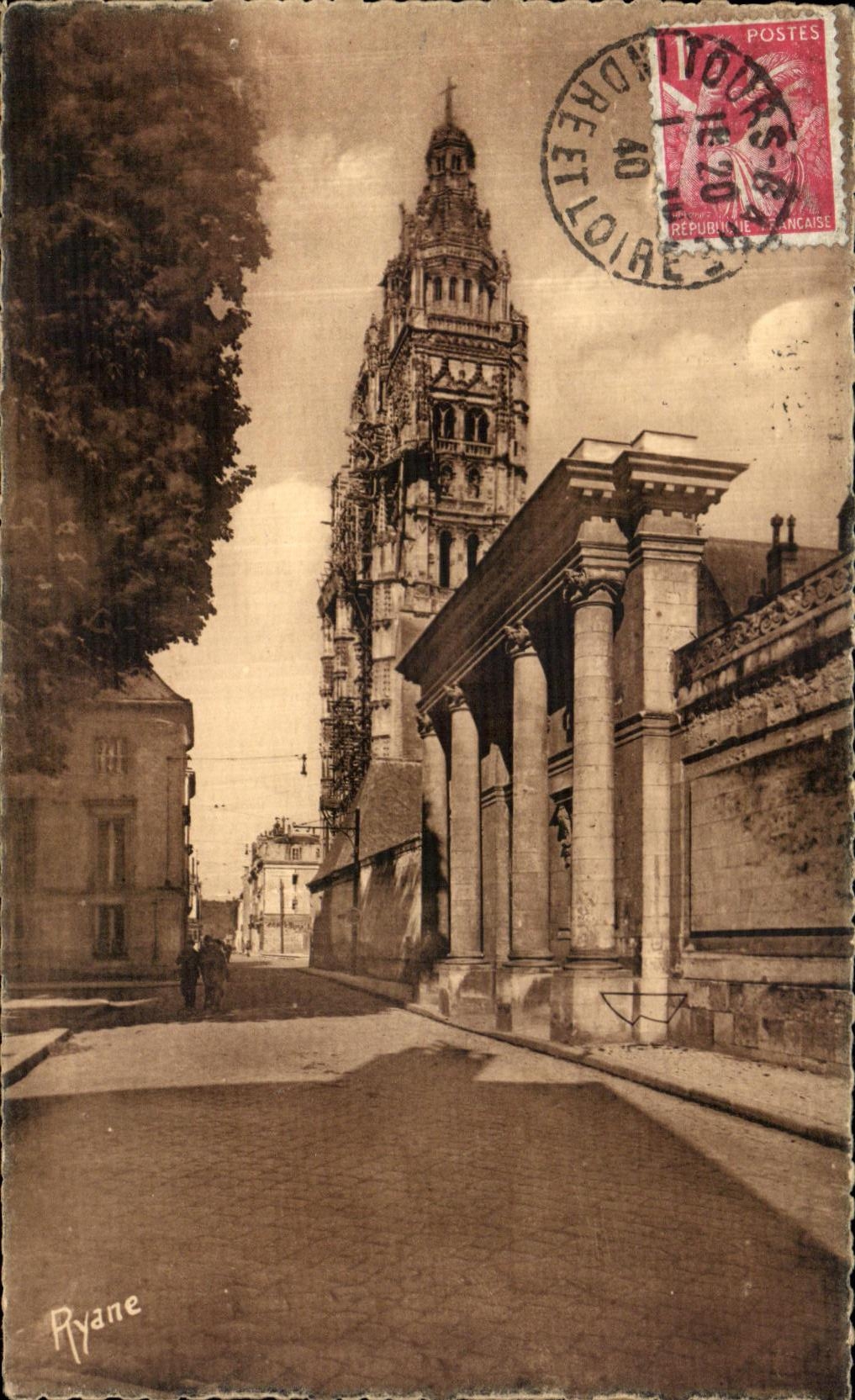 CPA Tours L Entree du Musee et la Cathedrale