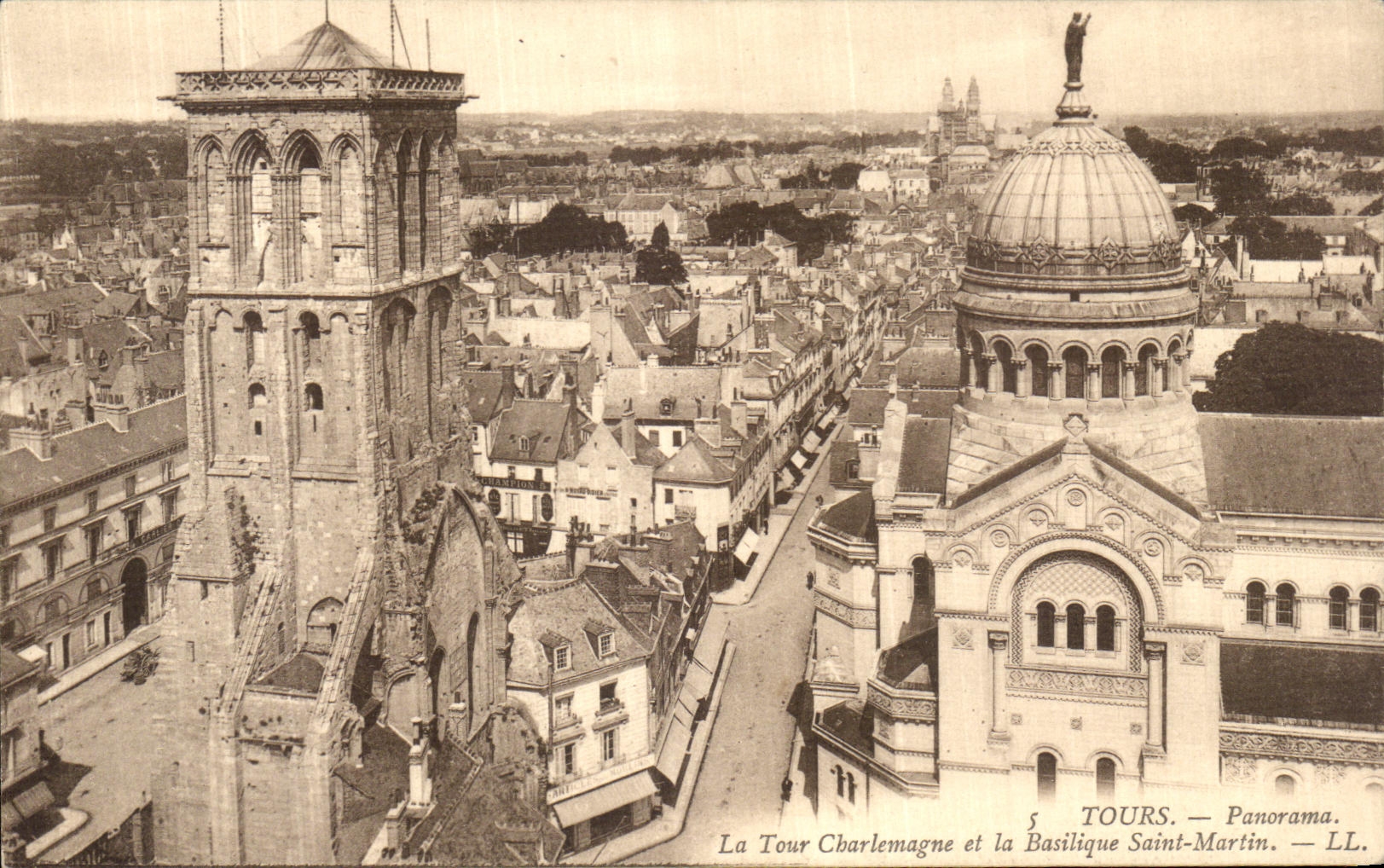 CPA Tours Panorama La Tour Charlemagne et la Basilique Saint Martin
