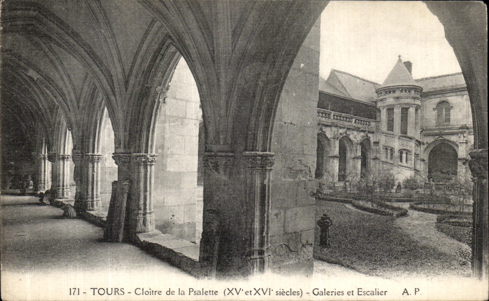 CPA Tours Cloitre de la Psalette Galeries et escalier