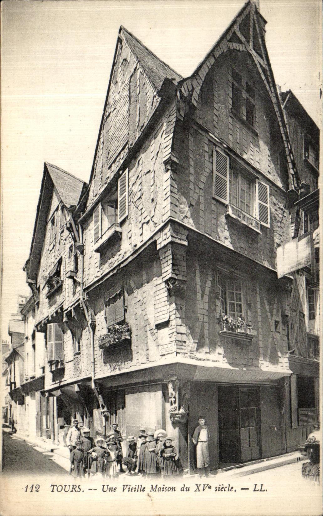 CPA Tours Une Vieille Maison Du 15eme Enfants