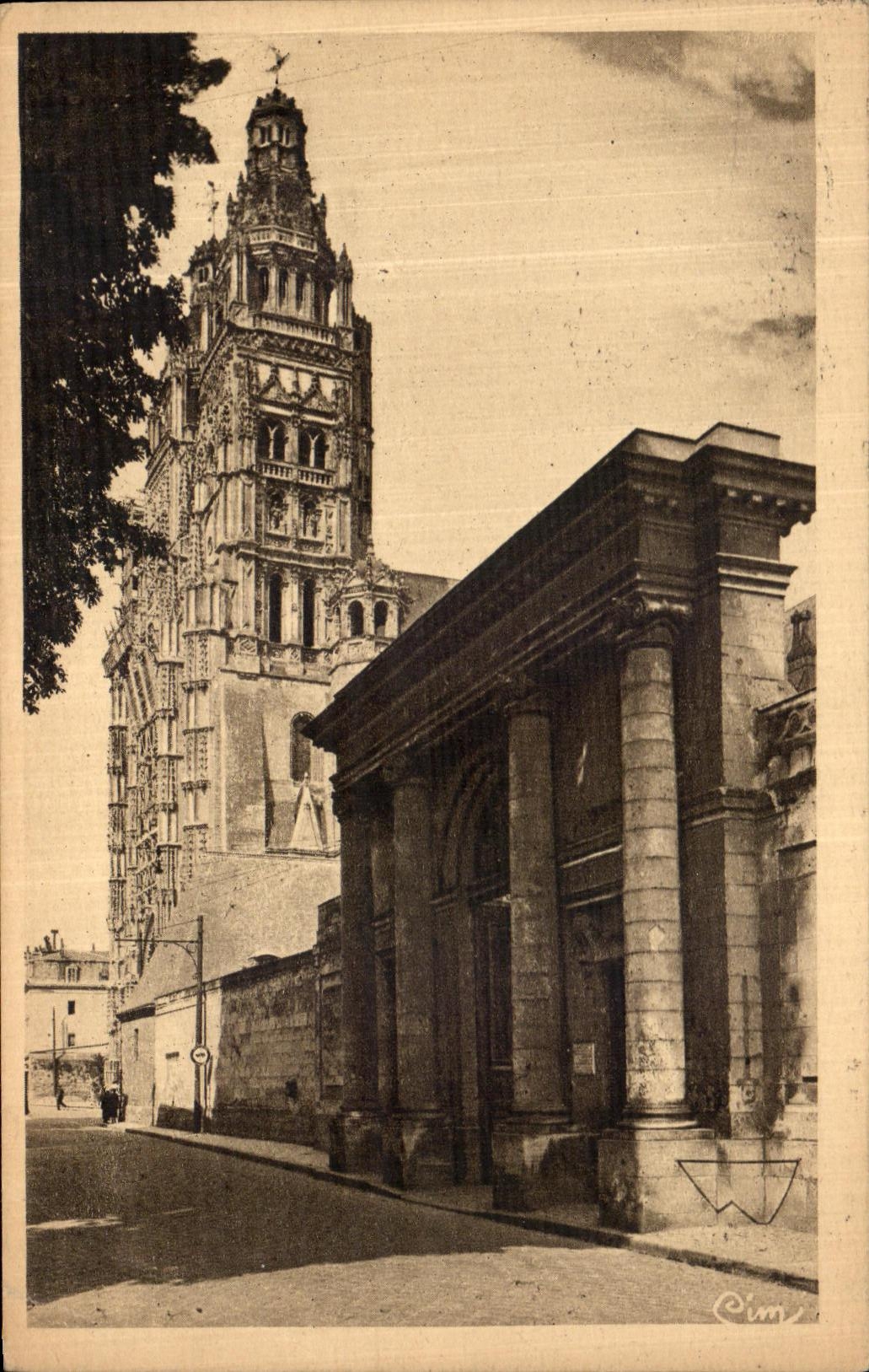 CPA Tours Entree de musee ancien archeveche et tours de la cathedrale