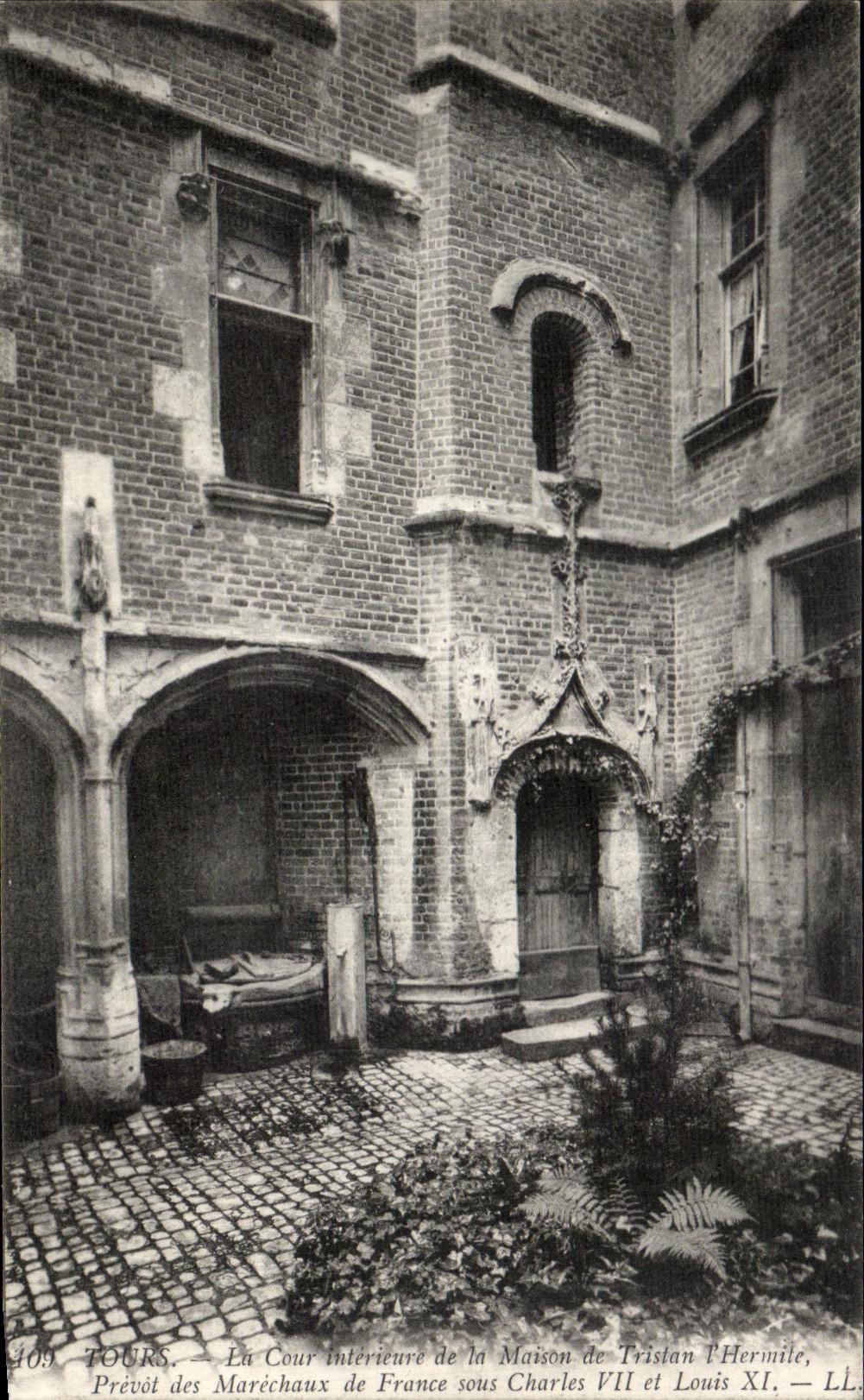 CPA Tours La Cour interieure de la Maison de Tristan l Hermite Prevot des Marechaux de France sous Charles VII et Louis