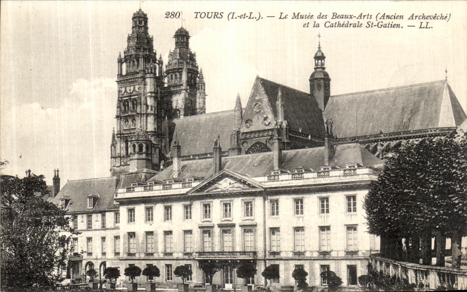 CPA Tours Le Musee des Beaux Arts et la Cathedrale St Gatien 