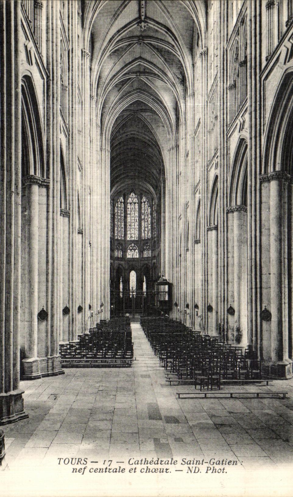 CPA Tours Cathedrale St Gatien Nef centrale et choeur