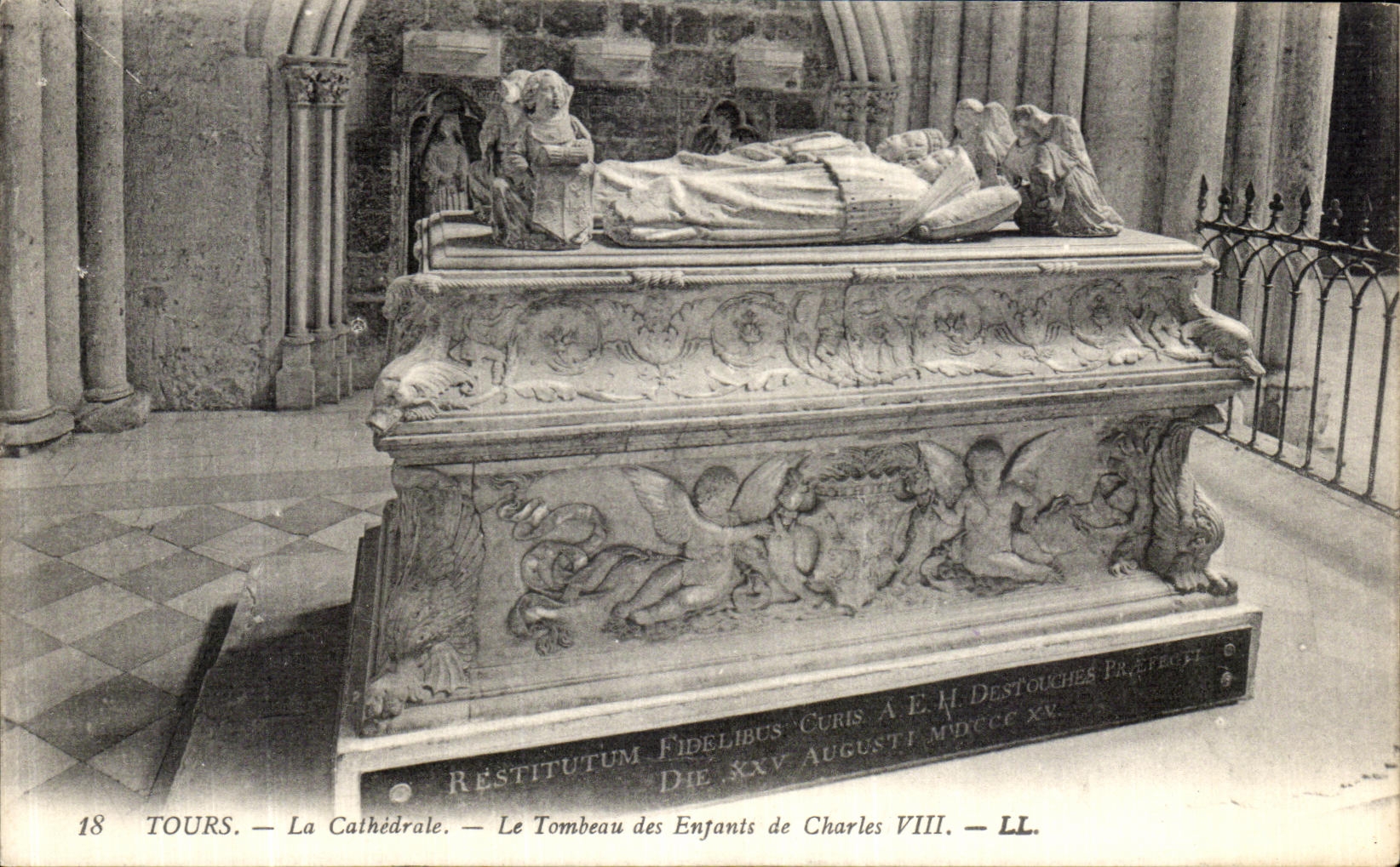 CPA Tours La Cathedrale Le tombeau des enfants de Charles VIII