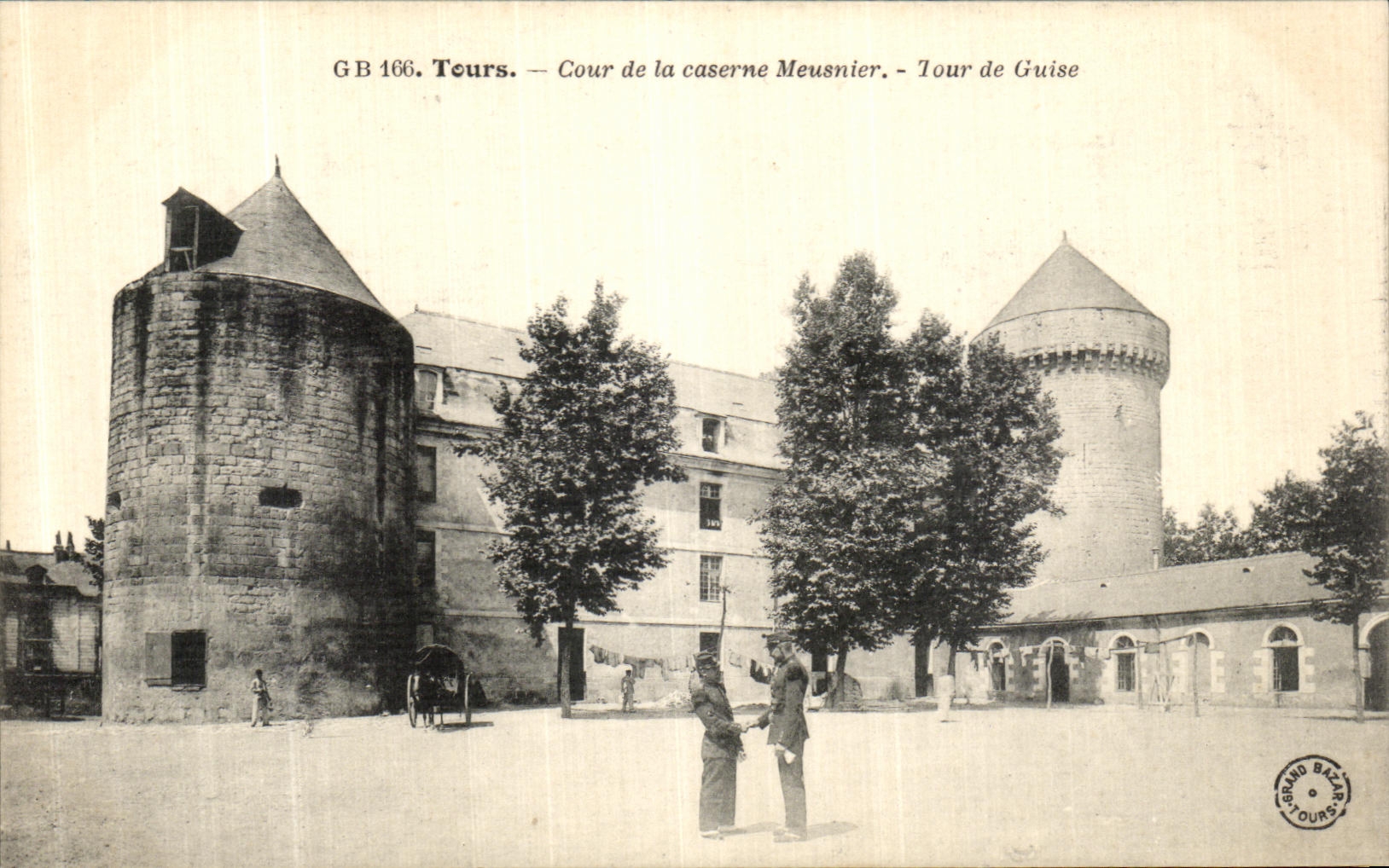 CPA Tours Cour de la Caserne Meusnier Tour de Guise