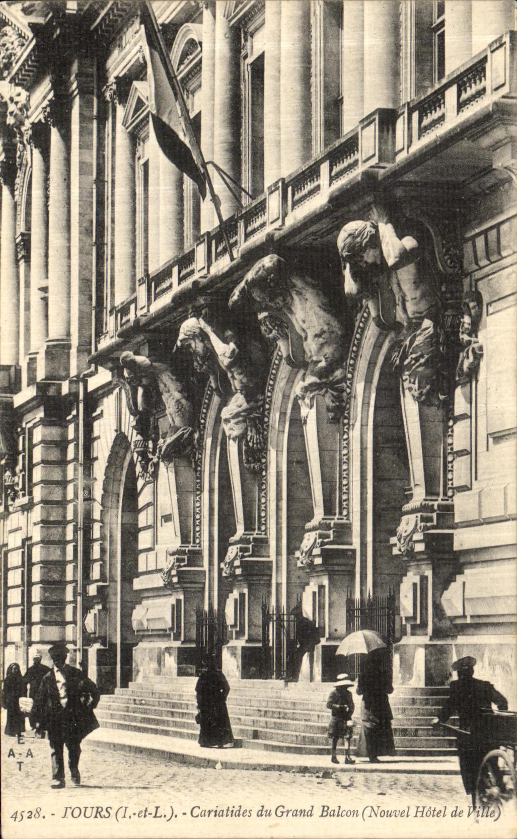 CPA Tours Cariatides du Grand Balcon nouvel Hotel de ville