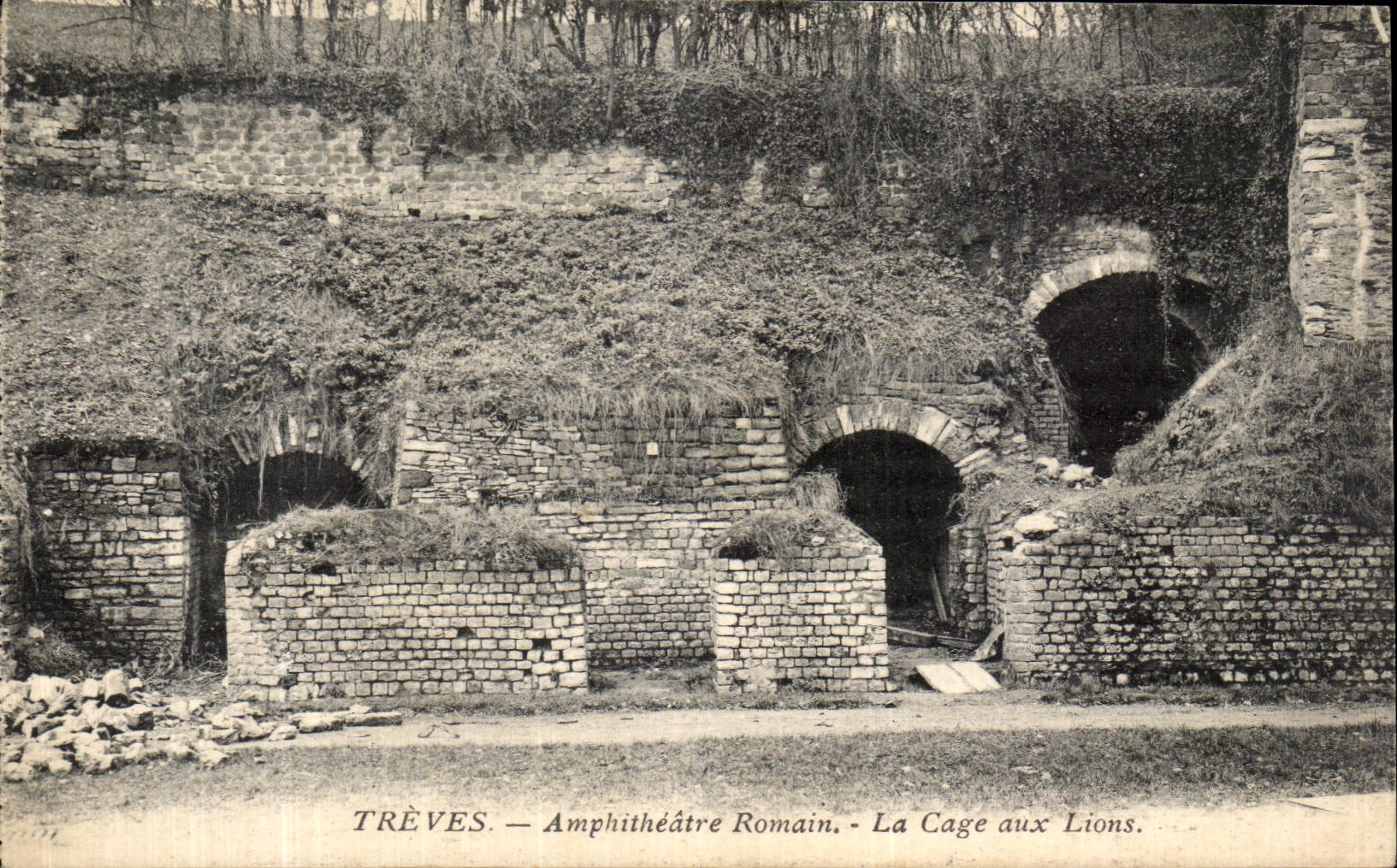 VINTAGE POSTCARD Truces Romain Amphitheater the Cage with the Lions