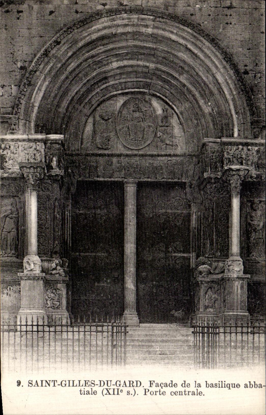 CPA Saint Gilles Du Gard Facade de la Basilique Abbatiale Porte Laterale Droite