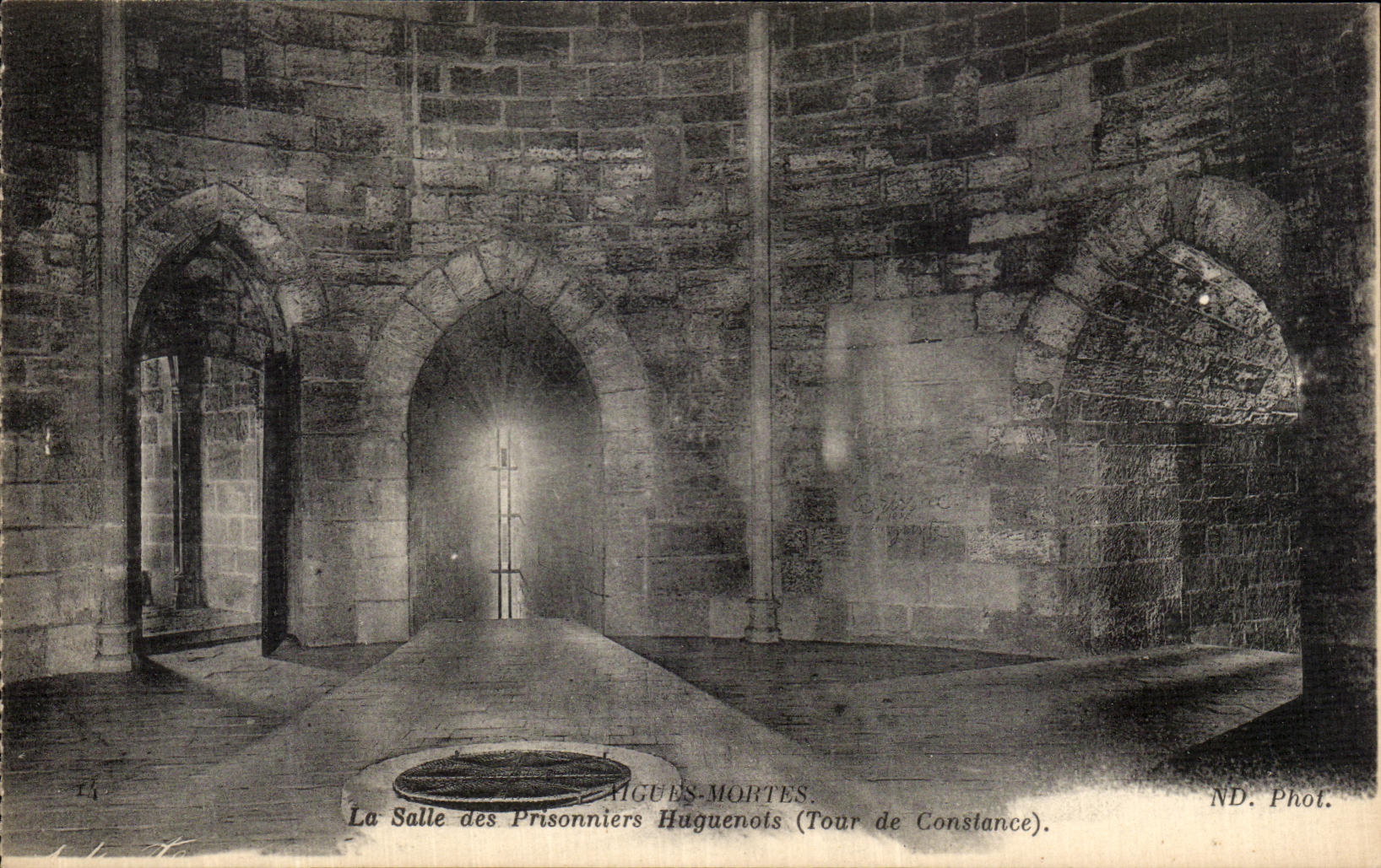 CPA Aigues Mortes la Salle des Prisonniers Huguenots Tour de Constance