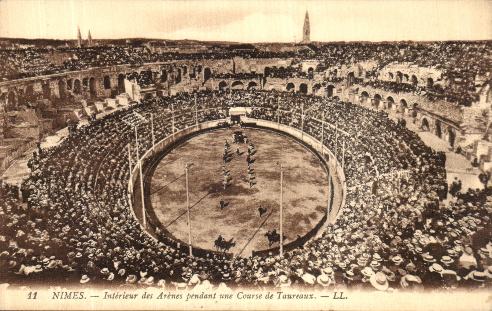 CPA Nimes Interieur des Arenes Pendant une Course de Taureaux Corrida