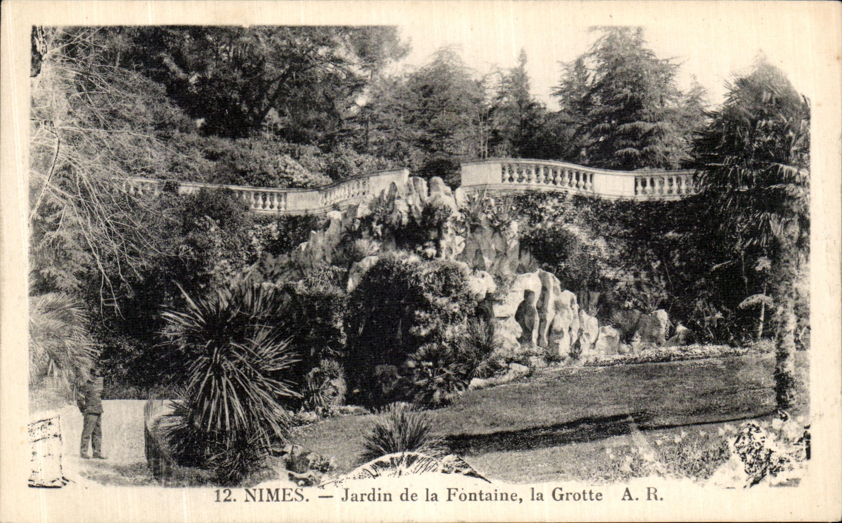 CPA Nimes Jardine de la Fontaine la Grotte