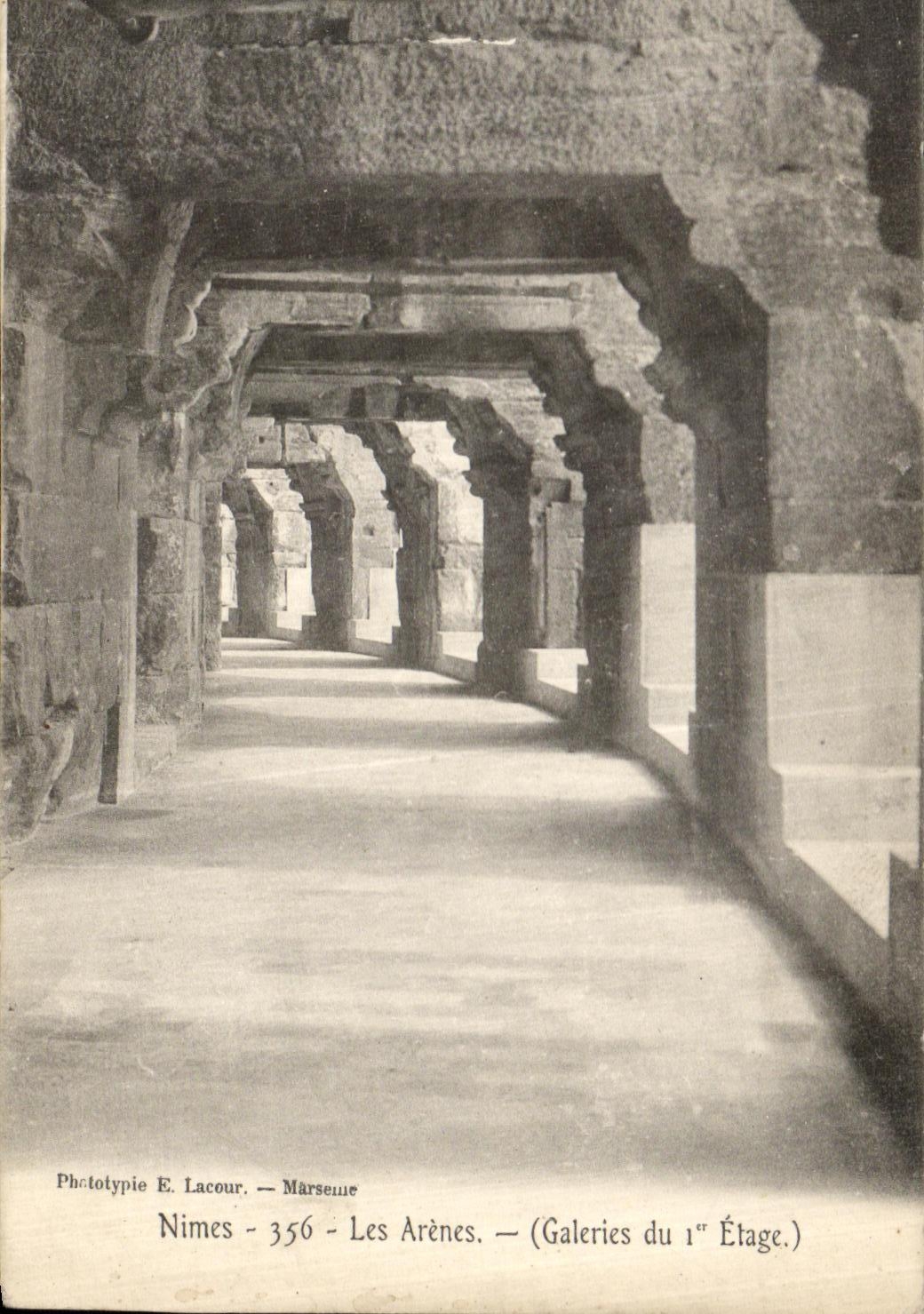 CPA Nimes Les Arenes Galeries du 1er etage
