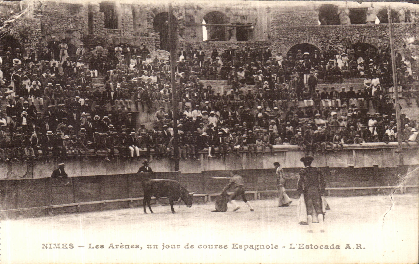 CPA Nimes Les Arenes Un jour de course Espagnole L Estocade Corrida