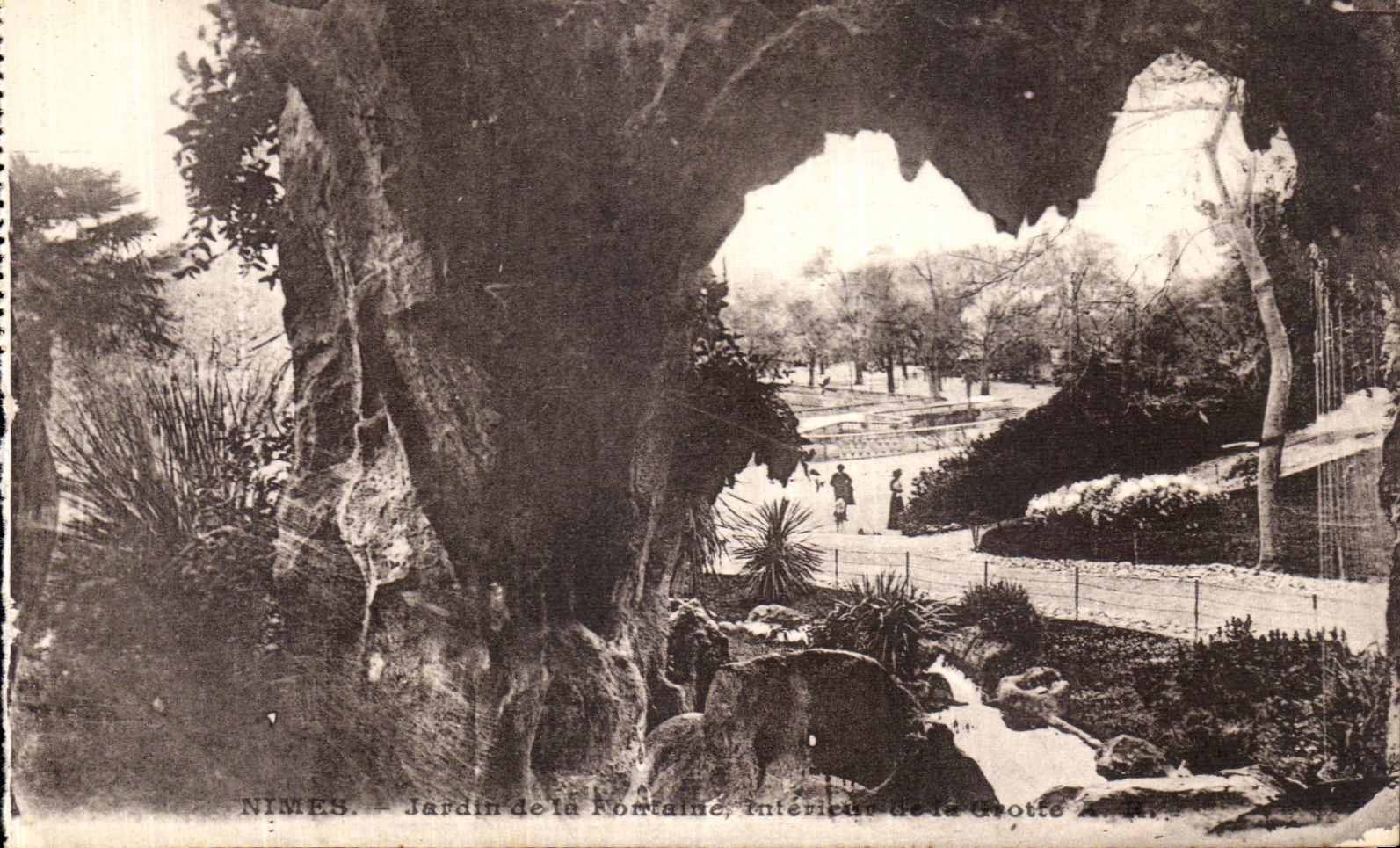 CPA Nimes Jardin de la Fortaine Interieur de la Grotte