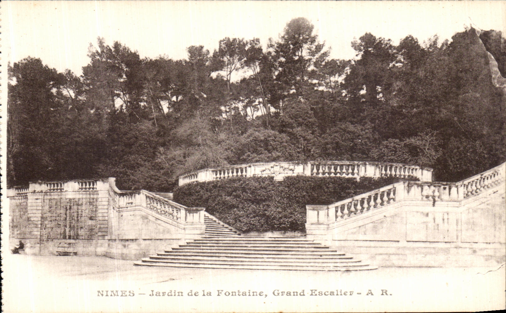 CPA Nimes Jardin de la Fortaine Grand Escalier