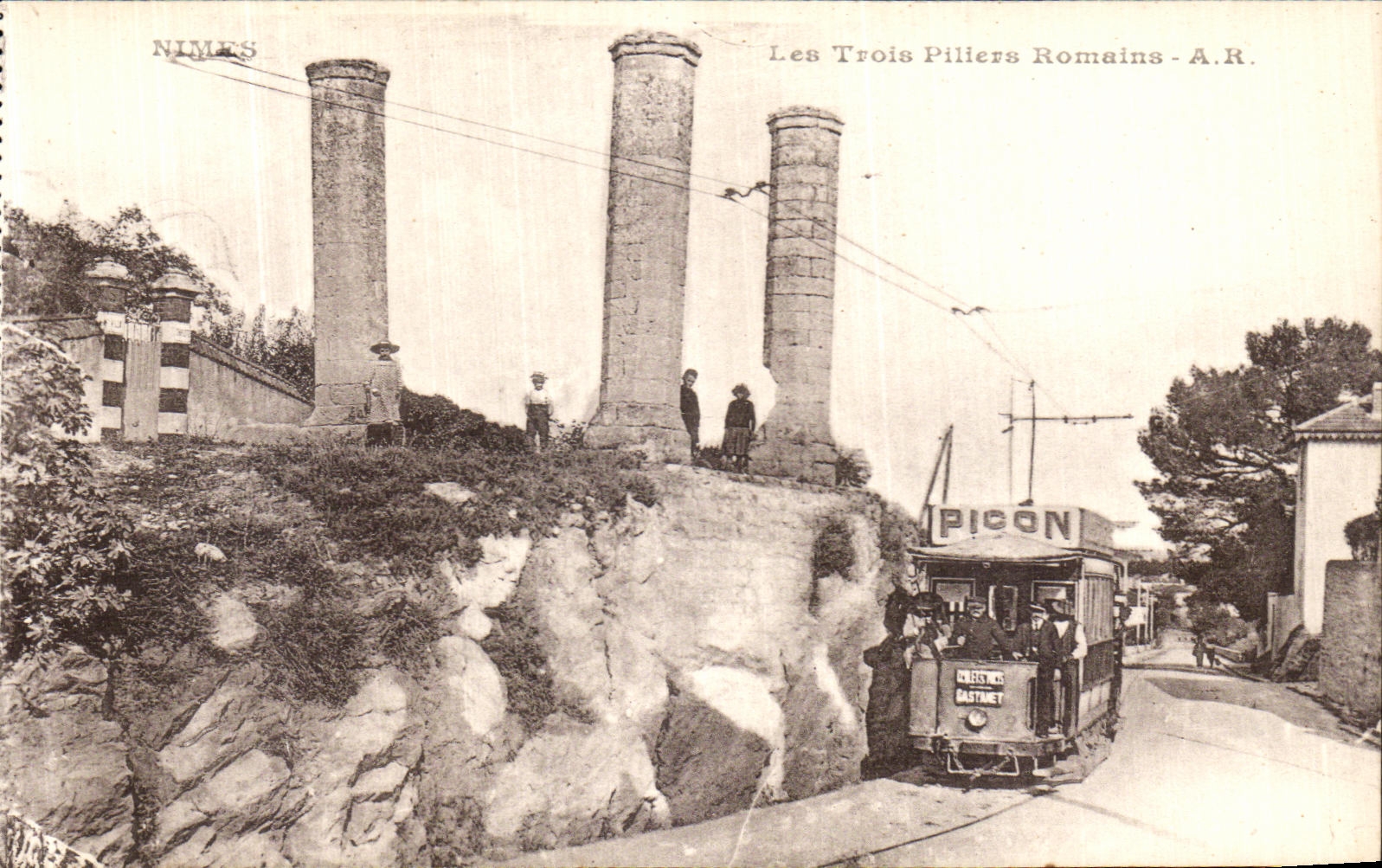 CPA Nimes Les Trois Piliers Romains Tramway Picon