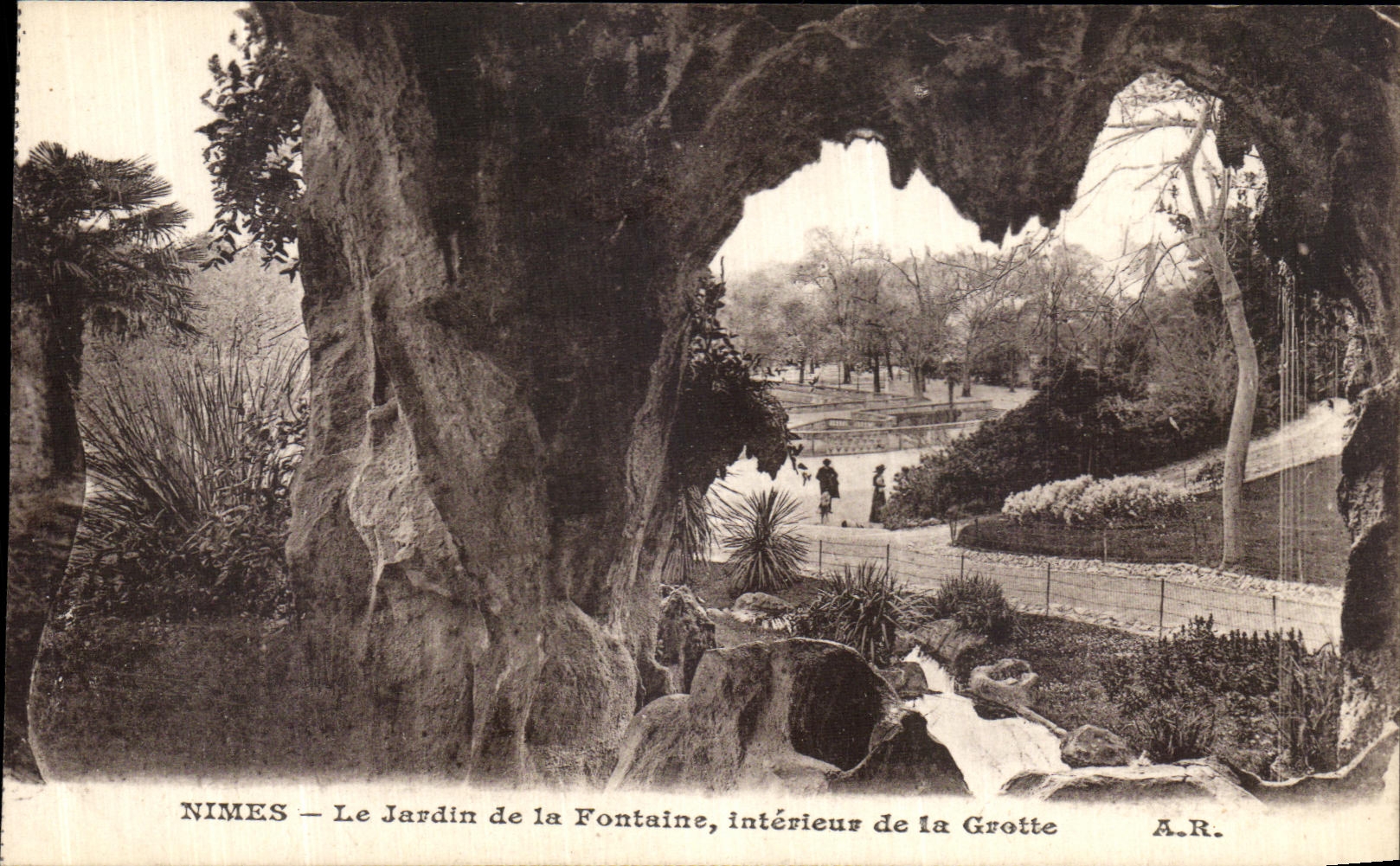 CPA Nimes Javdin de la Fontaine Interieur de la grotte