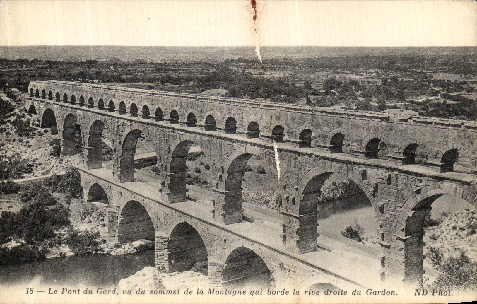 CPA Le pont du Gard vu du Sommet de la montagne qui borde la rive droite du Gardon