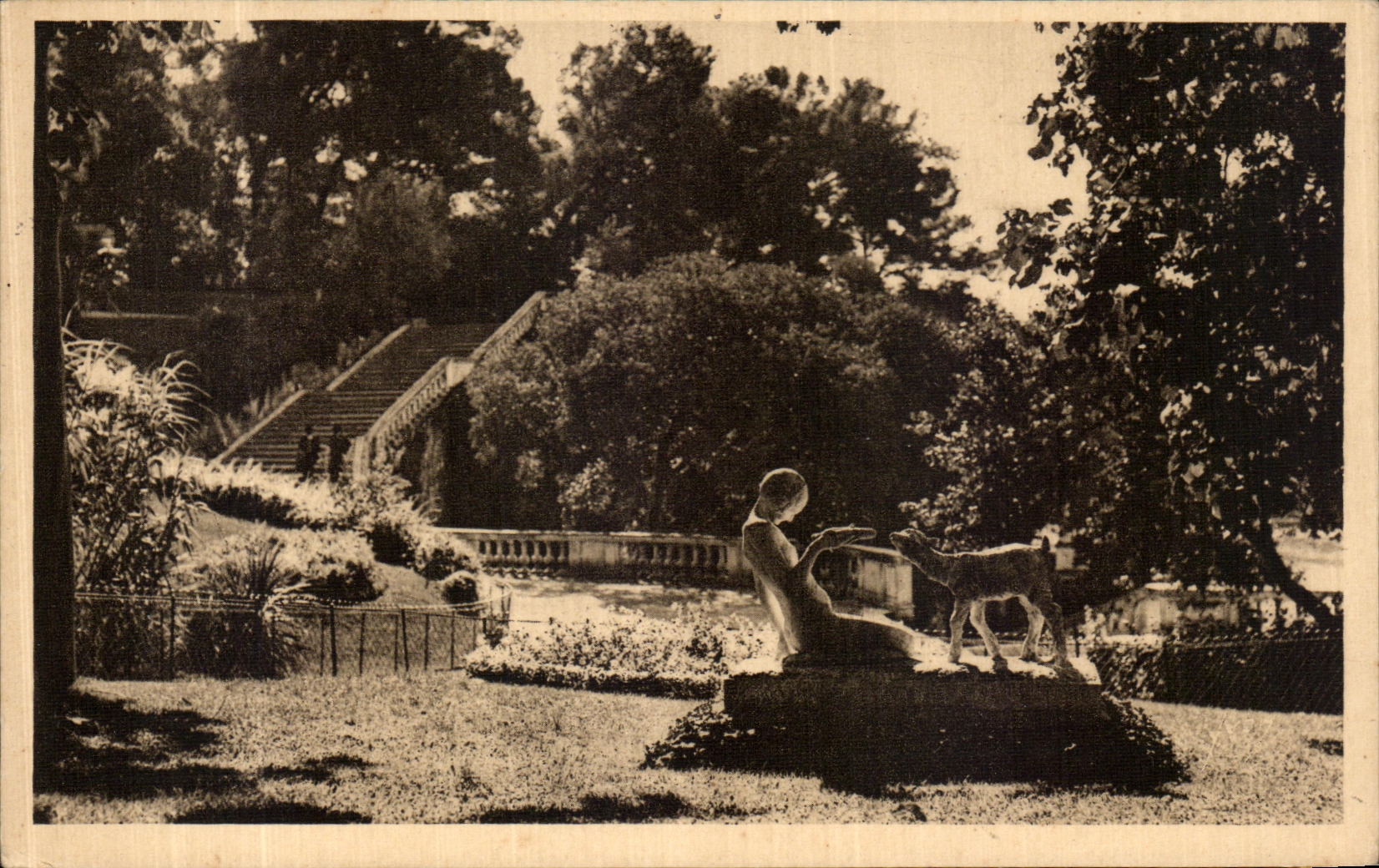 CPA Nimes Jardin de la Fontaine Chevre