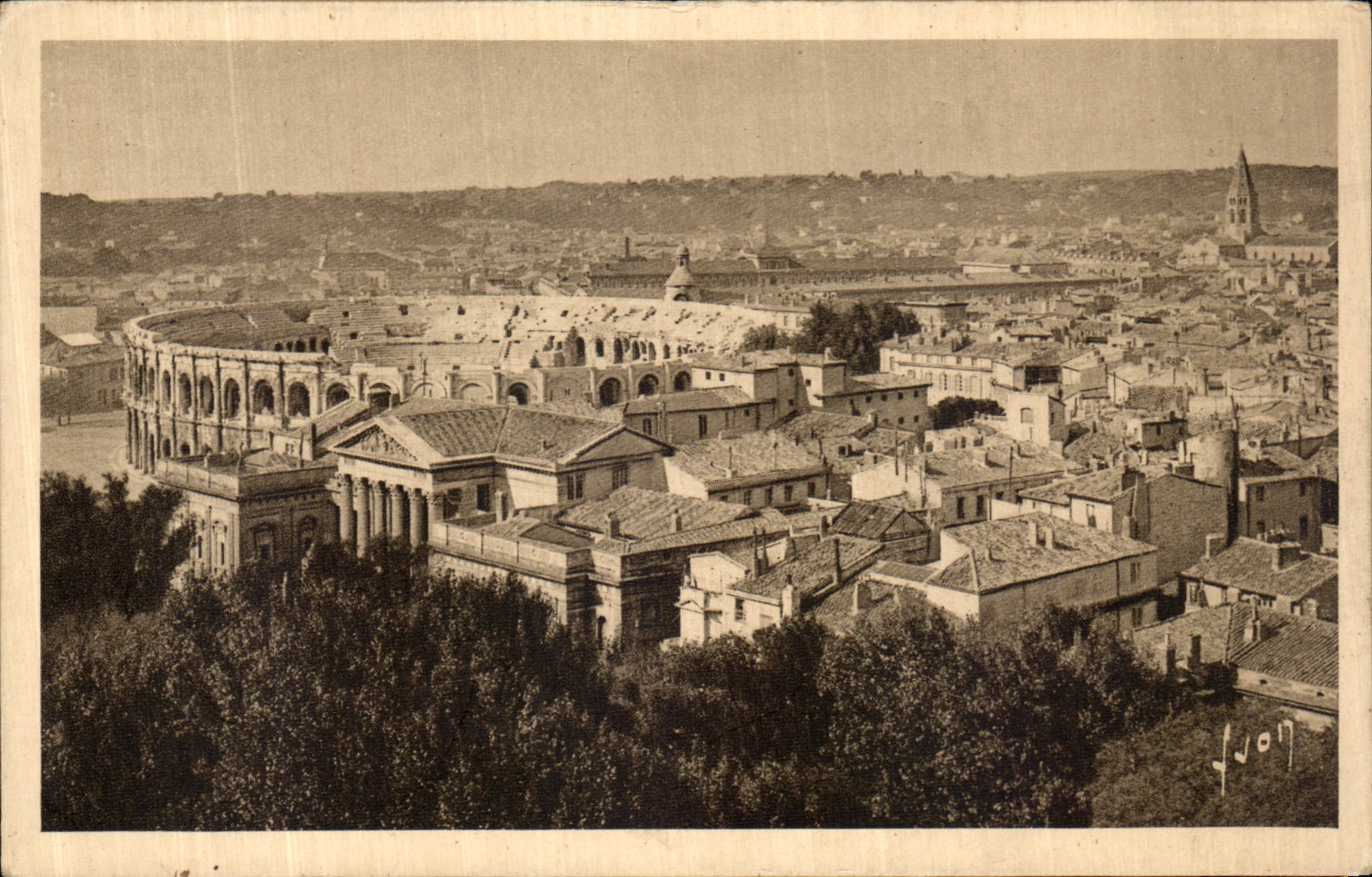 CPA Nimes Vue Generale sur la Ville et les Arenes
