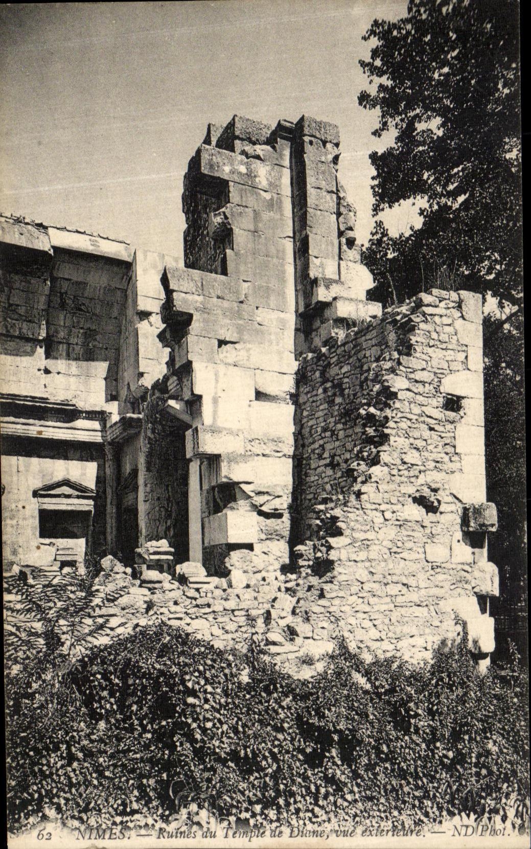 CPA Nimes Ruines du Temple de Diane Vue Exterieure
