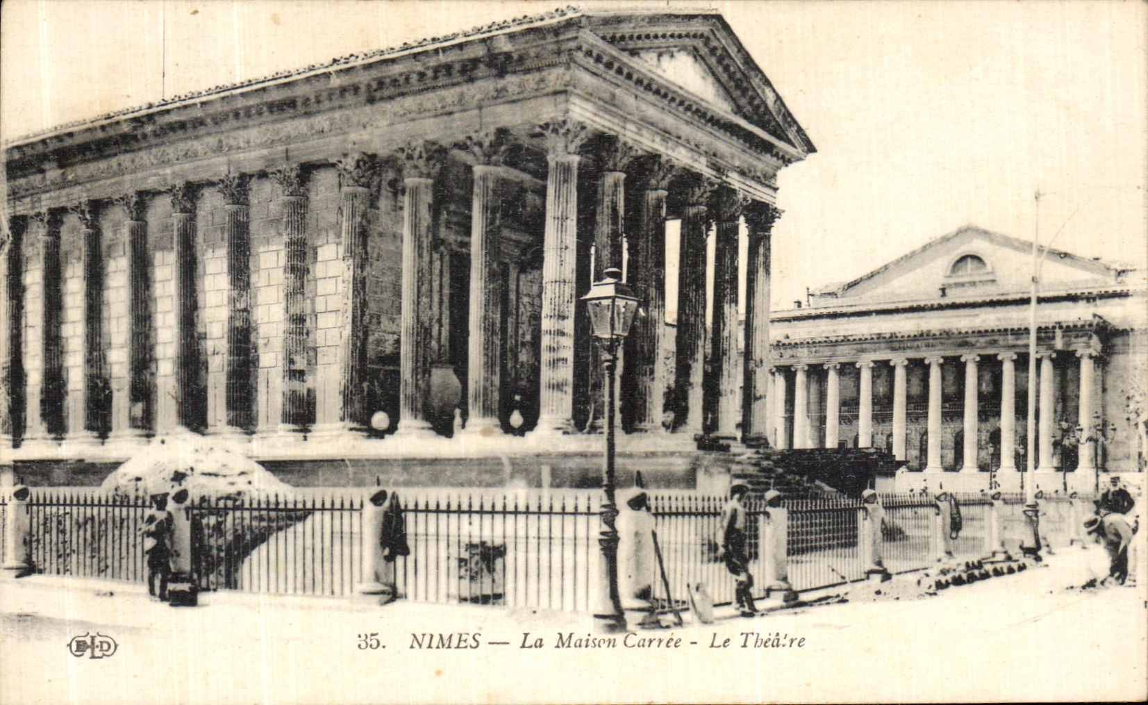 CPA Nimes La Maison Carre Le Theatre