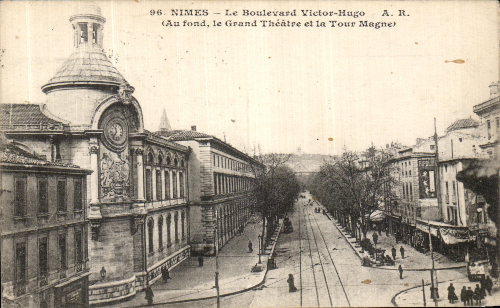 CPA Nimes Le Boulevard Victor Hugo Au fond le theatre et la Tour Magne