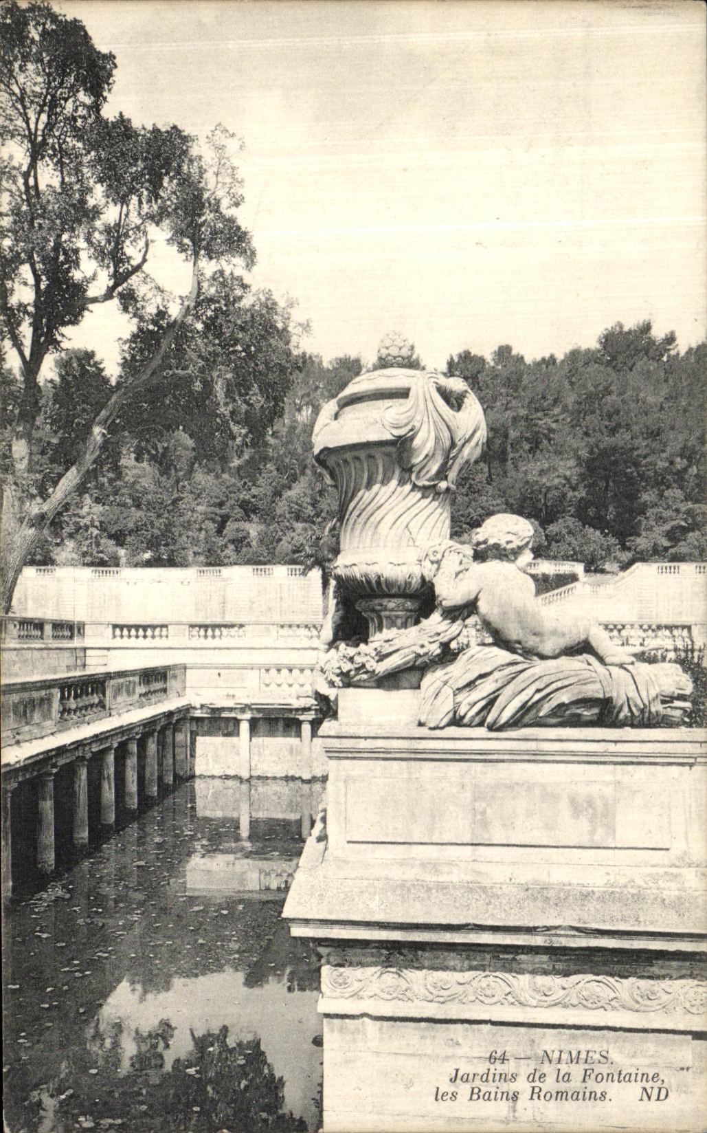 CPA Nimes Jardins de la Fontaine Les Bains Romains