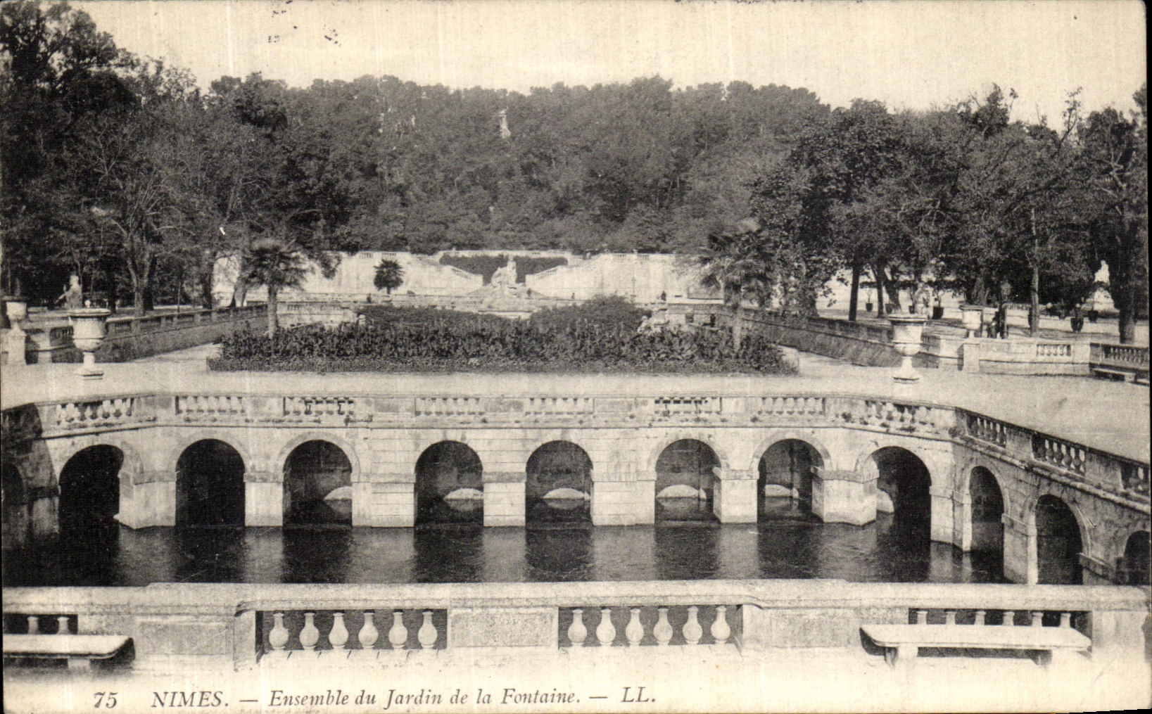 CPA Nimes Ensemble du Jardin de la Fontaine