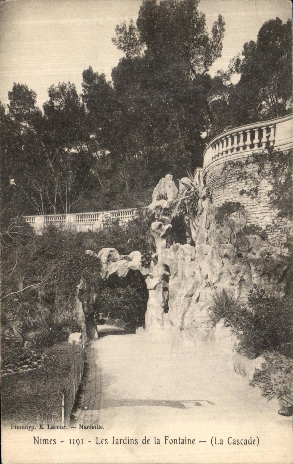 CPA Nimes Les Jardins de la Fontaine La cascade