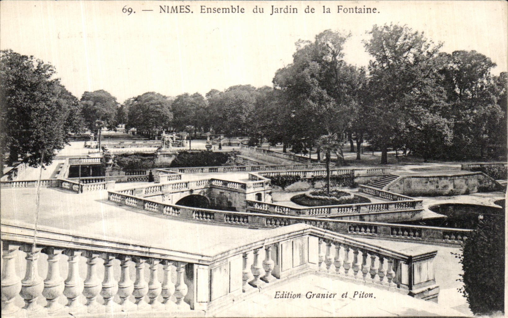 CPA Nimes Ensemble du Jardin de la Fontaine