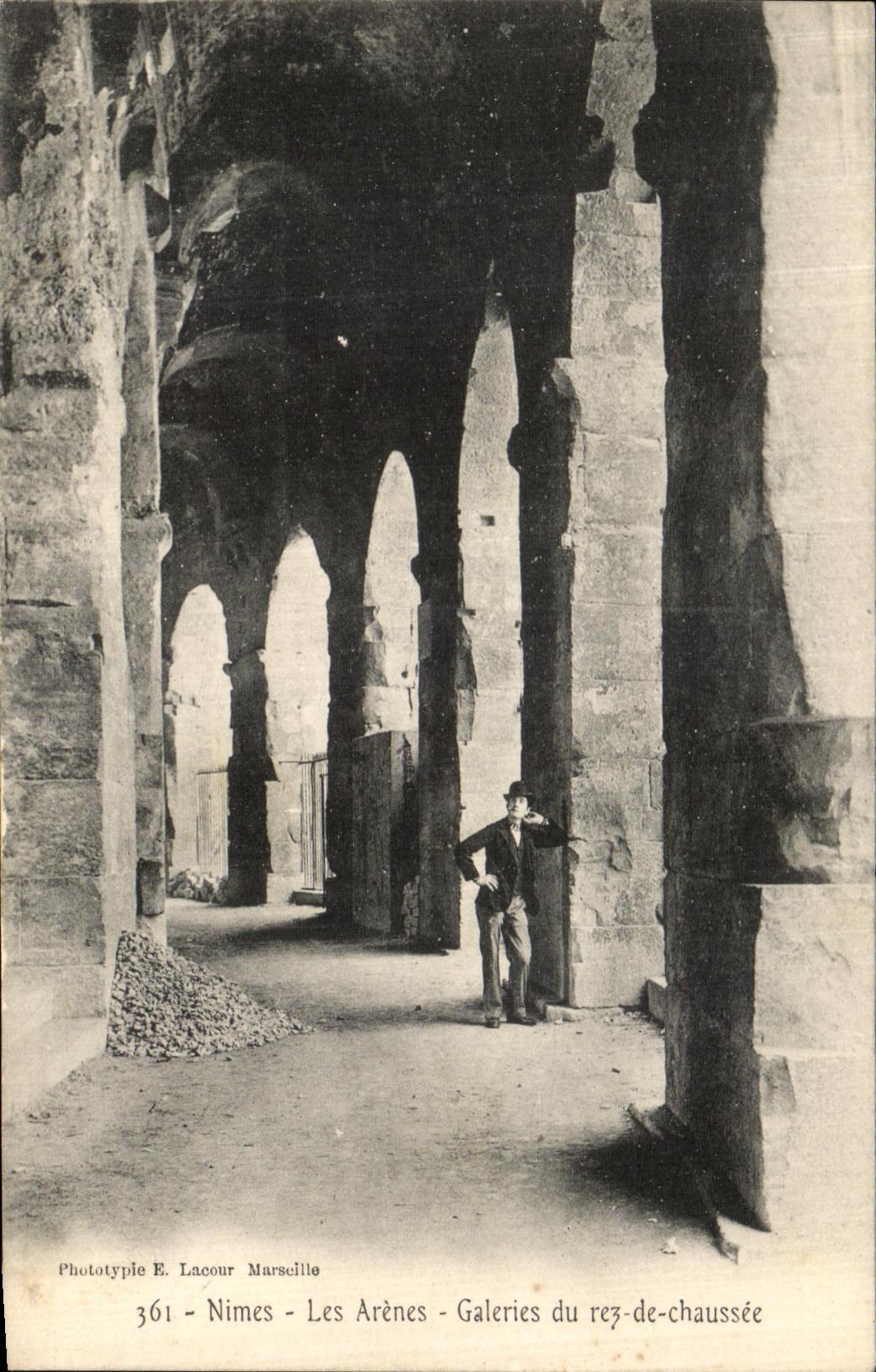 CPA Nimes Les Arenes Galeries Du Rez de Chaussee