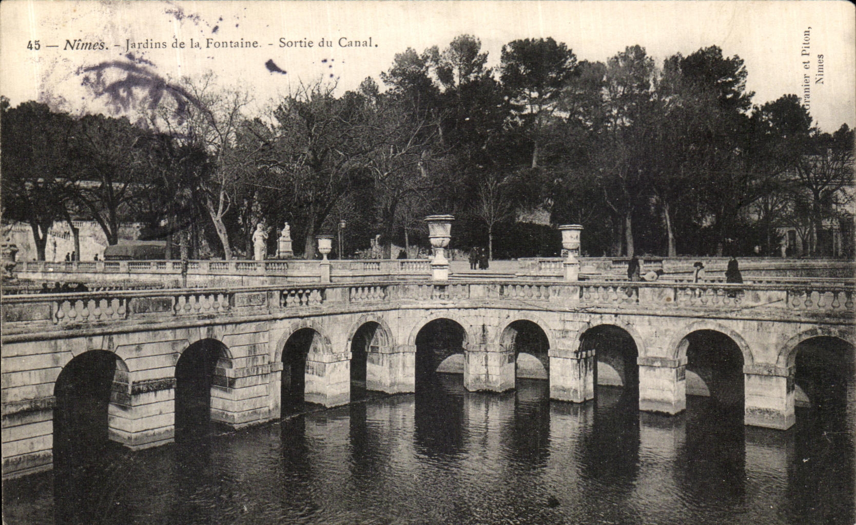 CPA Nimes Jardin de la Fontaine Sortie Du Canal