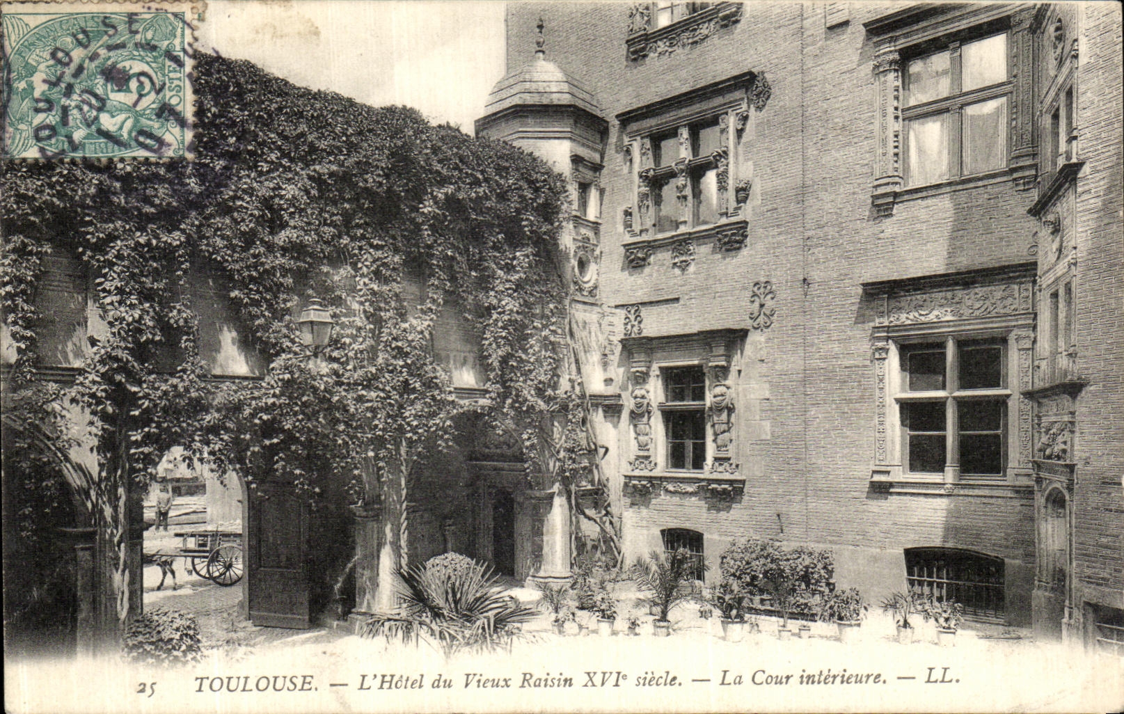 CPA Toulouse L Hotel du vieux Raisin La Cour Interieure
