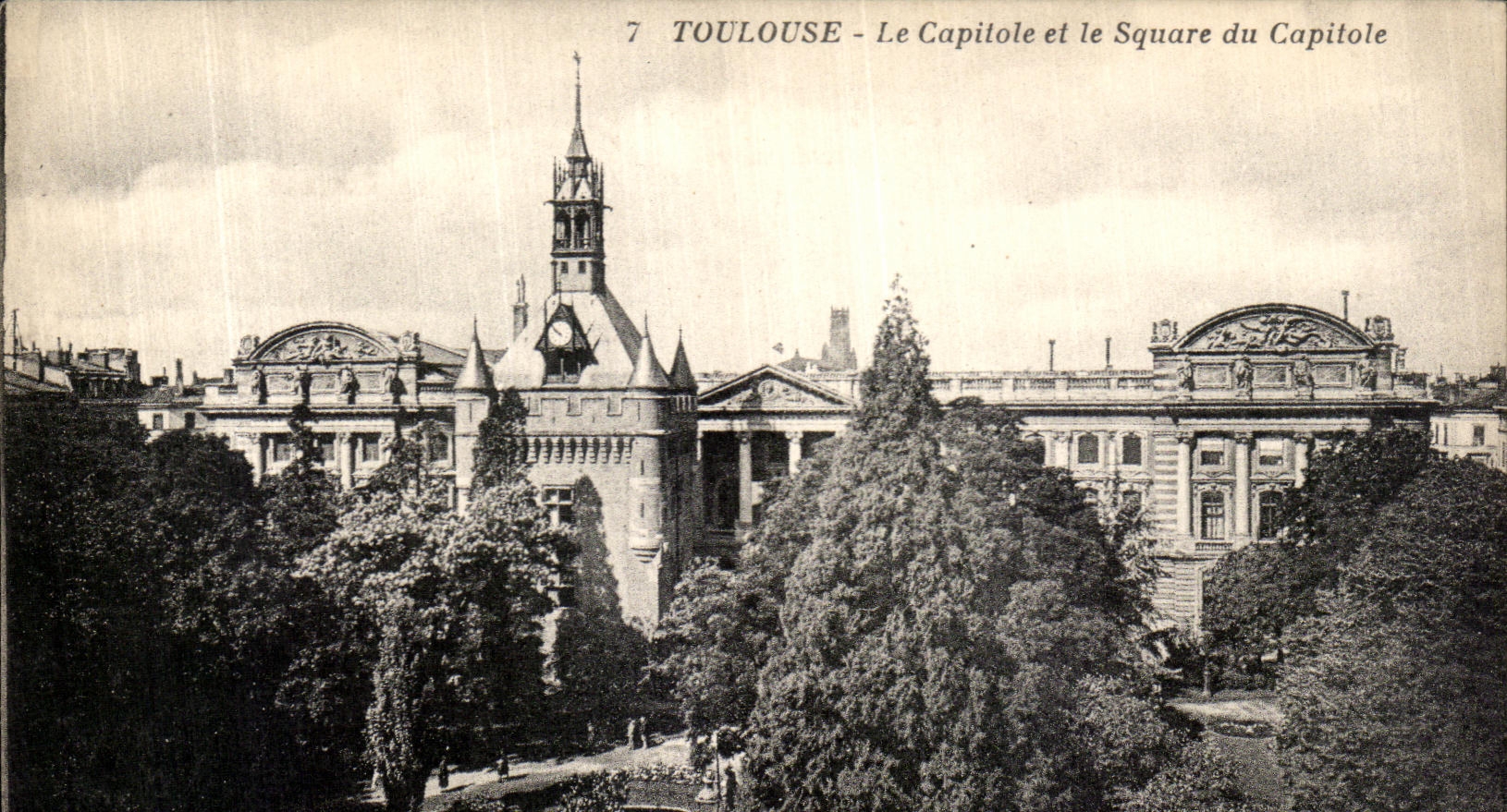 CPA Toulouse Le Capitole et Le Sqaure Du capitole