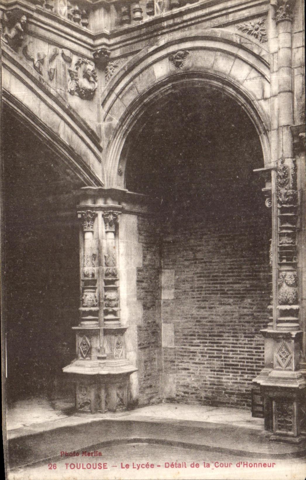 CPA Toulouse Le Lycee Detail De la cour d Honneur