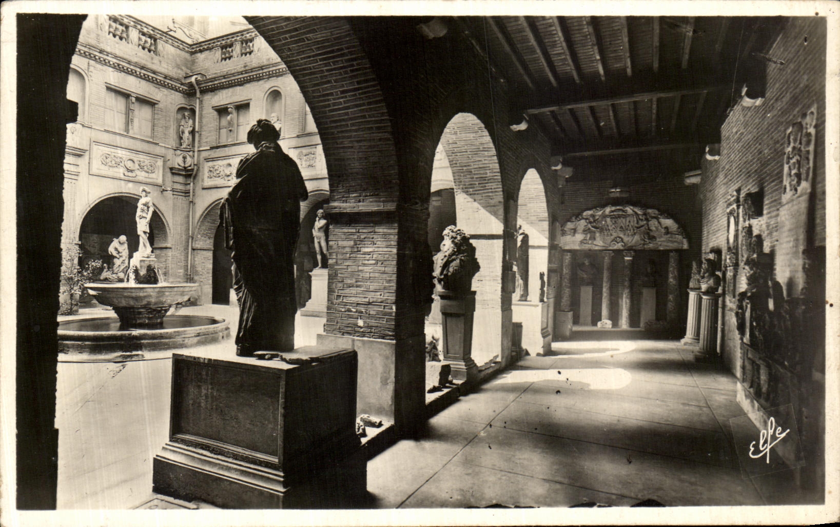 CPA Toulouse Le petit Cloitre du musee