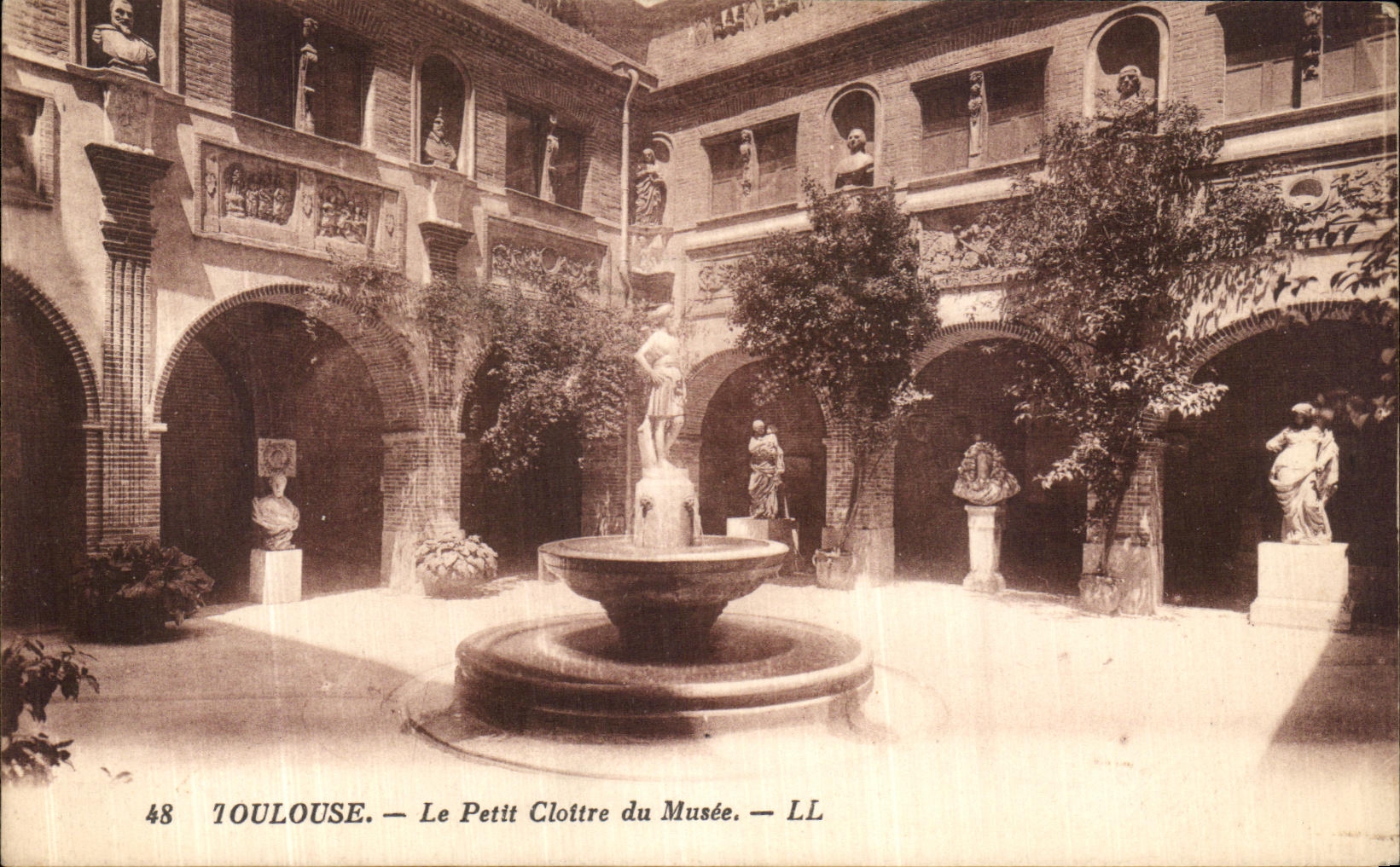 CPA Toulouse Le Petit Cloitre du Musee