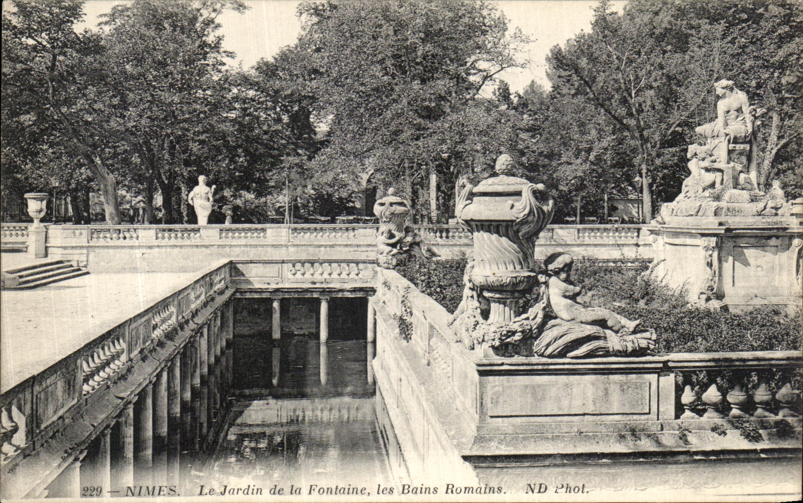 CPA Nimes Le Jardin De la Fontaine Les Bains Romains