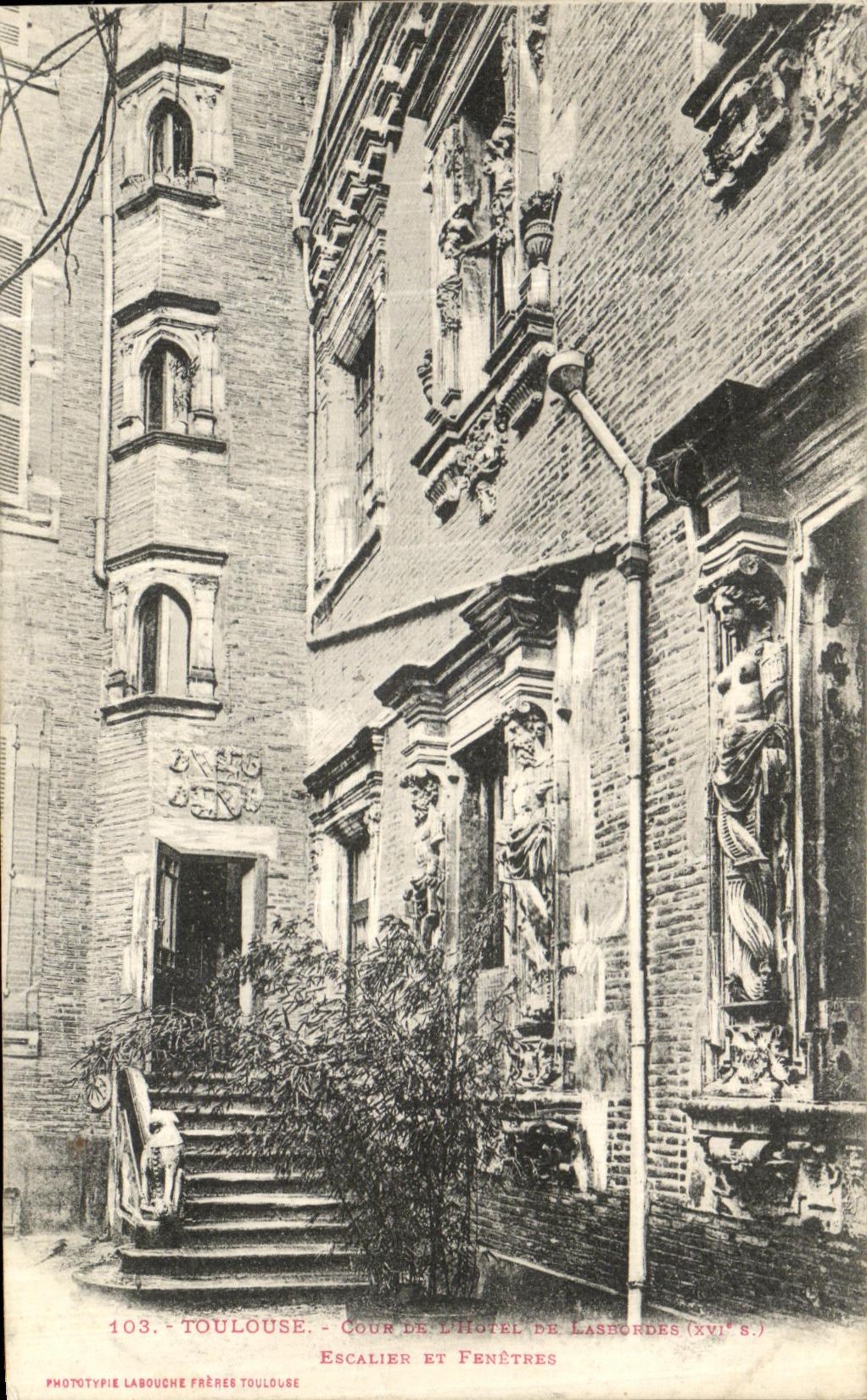 CPA Toulouse Cour De l hotel de Lasbordes De Escalier Et Fenetres